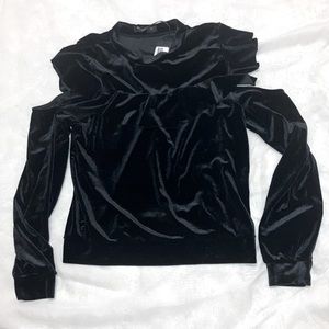 🎉10 for $15🎉Romeo+Juliet Couture Black Velvet Cold Shoulder Top Size M
